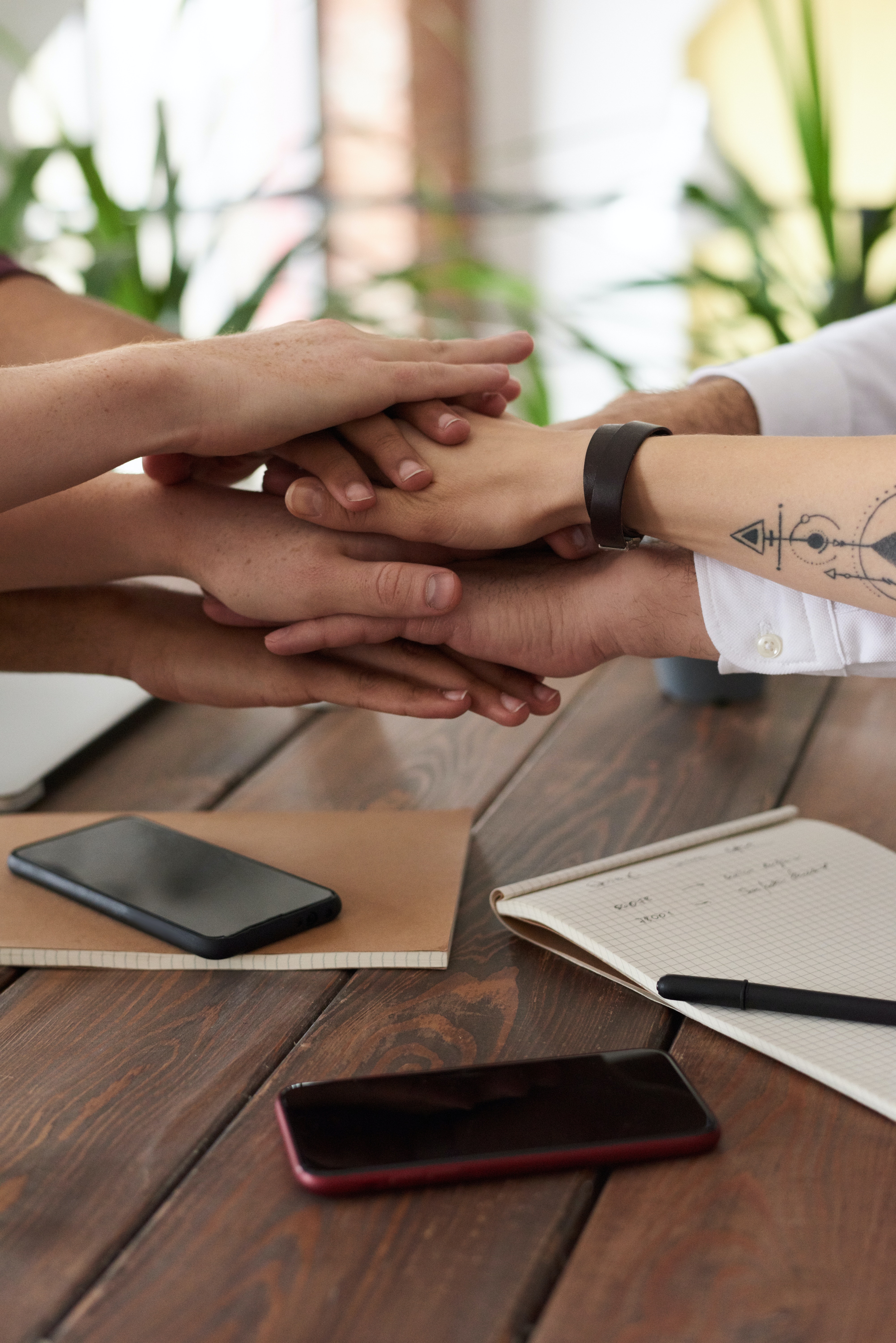 Equipo de abogados corporativos asesorando empresas